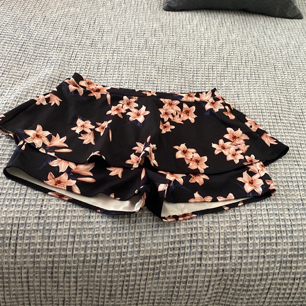 Charlotte reuses skirt shorts large